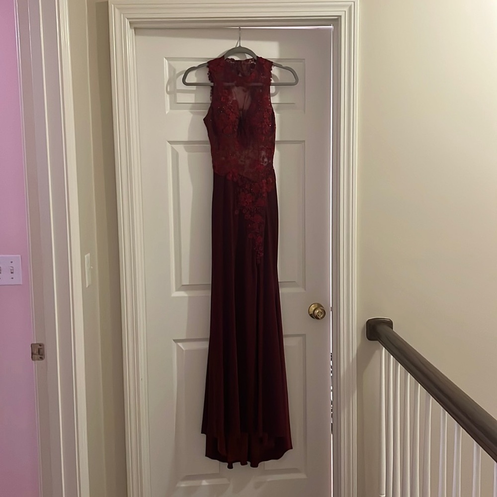 Clarisse burgundy prom dress size 0 fitted height 5’4